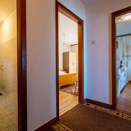 Charmantes Nur 230 Meter Zum Sandstrand Mit Meerblick, Wifi, Parkplatz Crikvenica