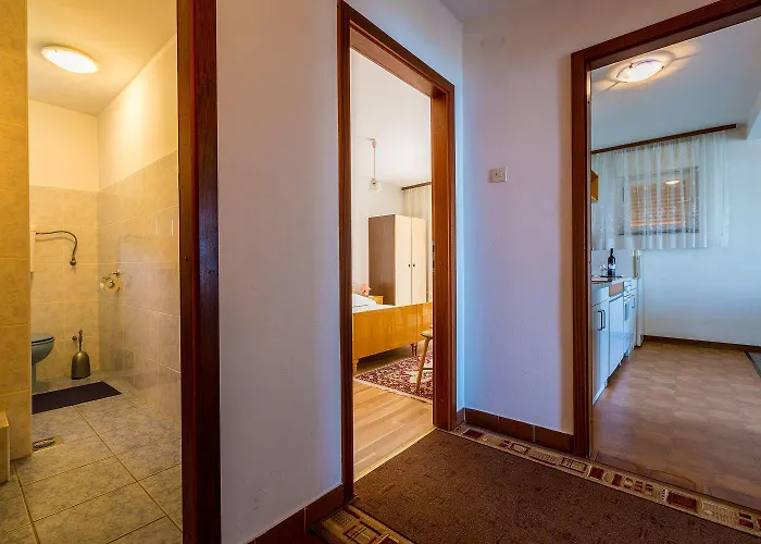 Charmantes Nur 230 Meter Zum Sandstrand Mit Meerblick, Wifi, Parkplatz Crikvenica